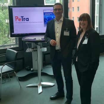 Joachim Noll (DHKT) und Silvia Grigun (DGB) am PeTra-Stand auf der Themenkonferenz
