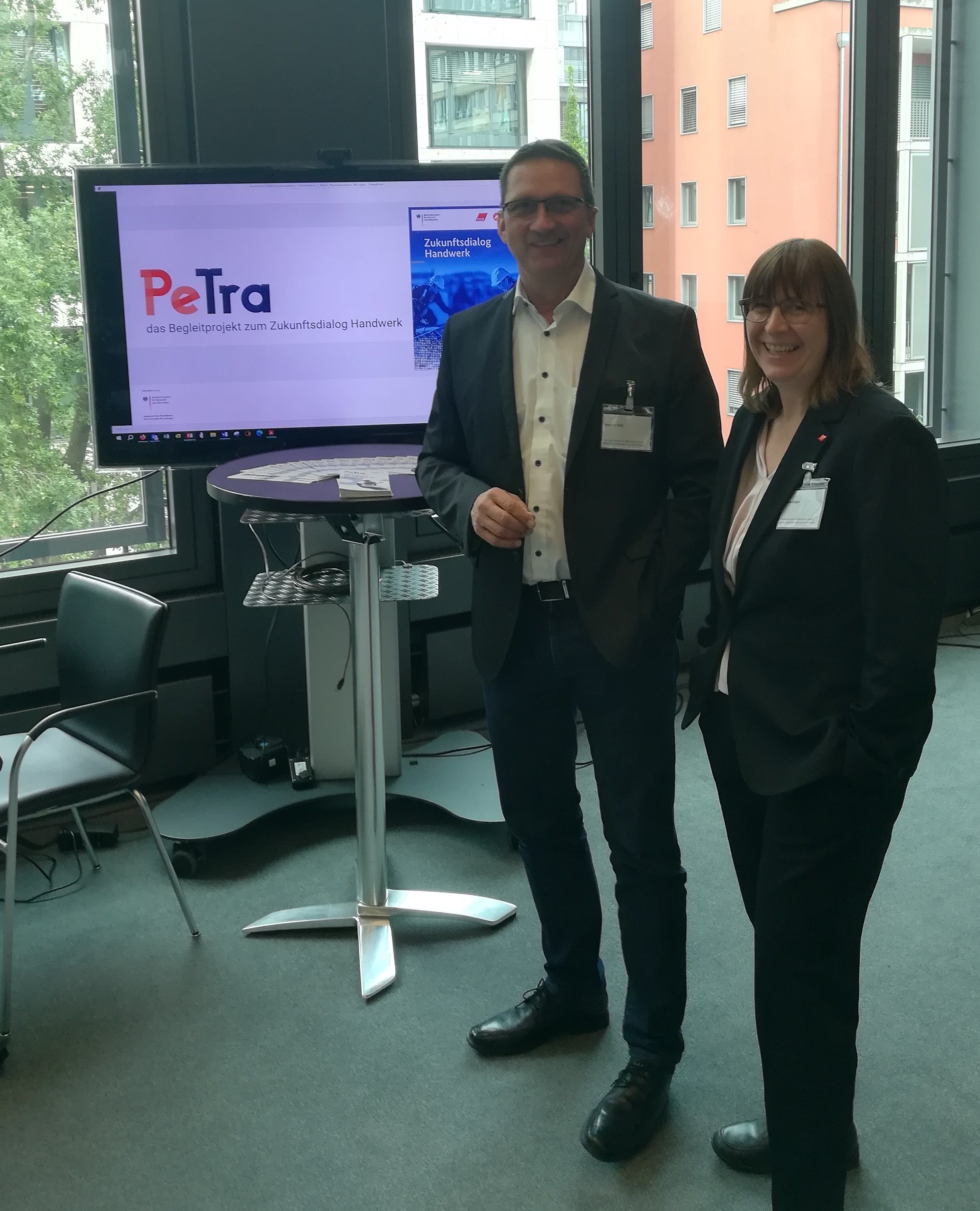 Joachim Noll (DHKT) und Silvia Grigun (DGB) am PeTra-Stand auf der Themenkonferenz